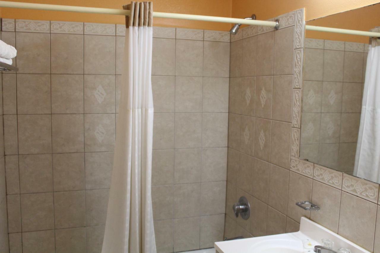 Hutchinson Inn Zewnętrze zdjęcie