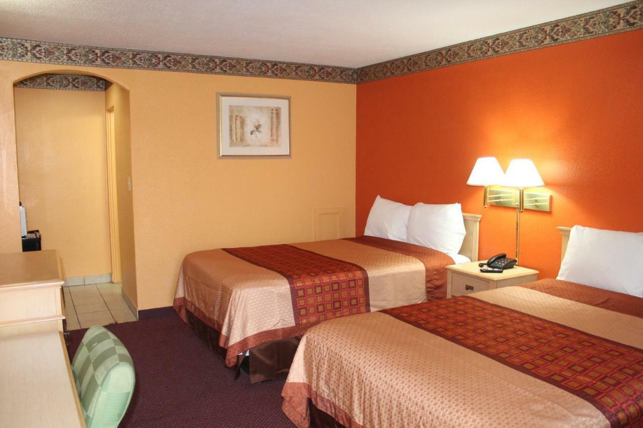 Hutchinson Inn Zewnętrze zdjęcie